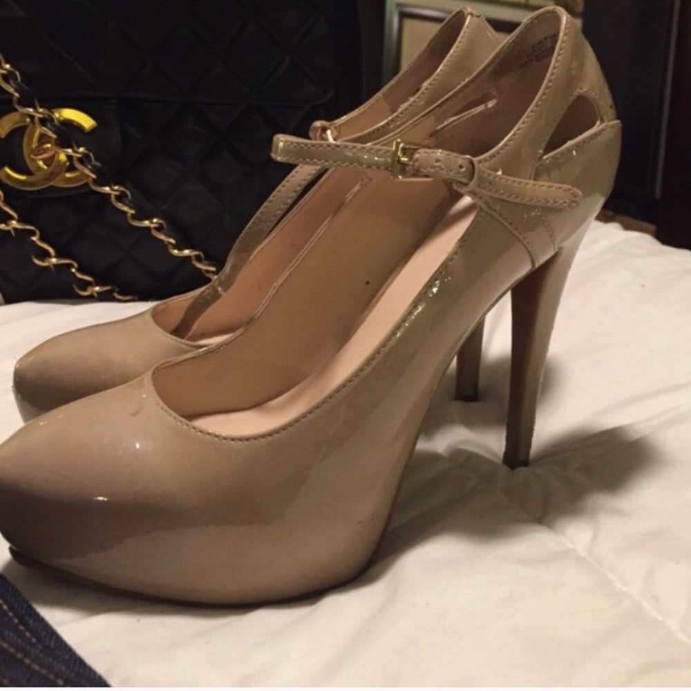 Nine West Nude patent platform pumps